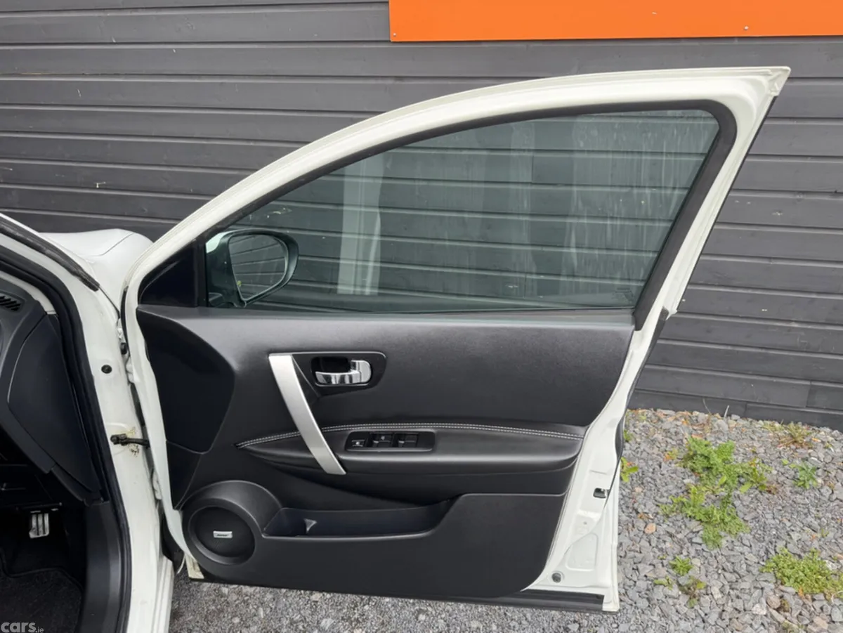 Nissan Qashqai Hatchback, Diesel, 2010, White