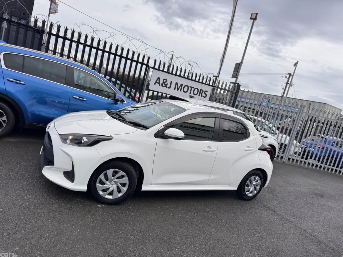 Toyota Yaris Hatchback, Petrol Hybrid, 2020, White