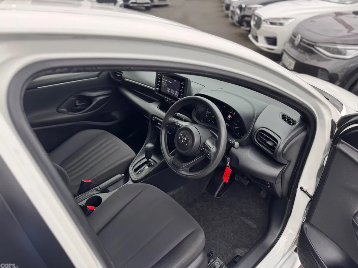 Toyota Yaris Hatchback, Petrol Hybrid, 2020, White