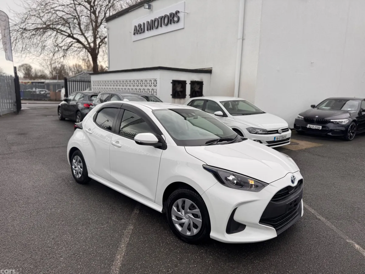 Toyota Yaris Hatchback, Petrol Hybrid, 2020, White