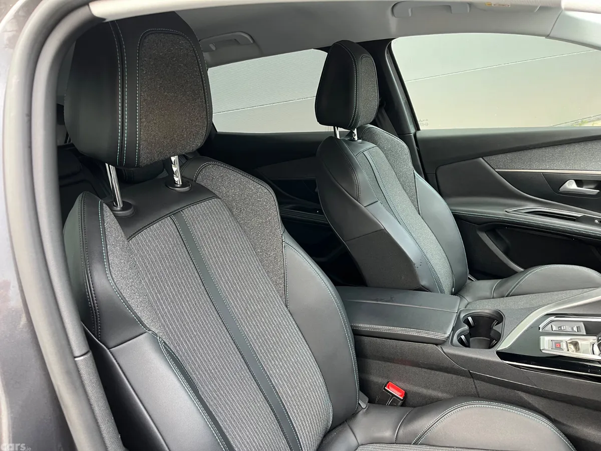 Peugeot 3008 MPV, Diesel, 2022, Grey