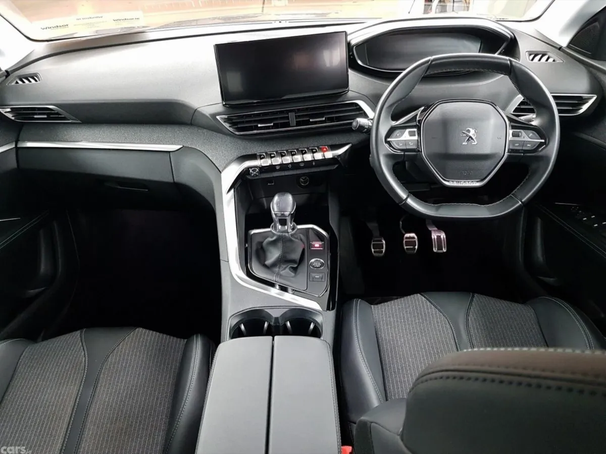 Peugeot 5008 MPV, Petrol, 2023, Grey