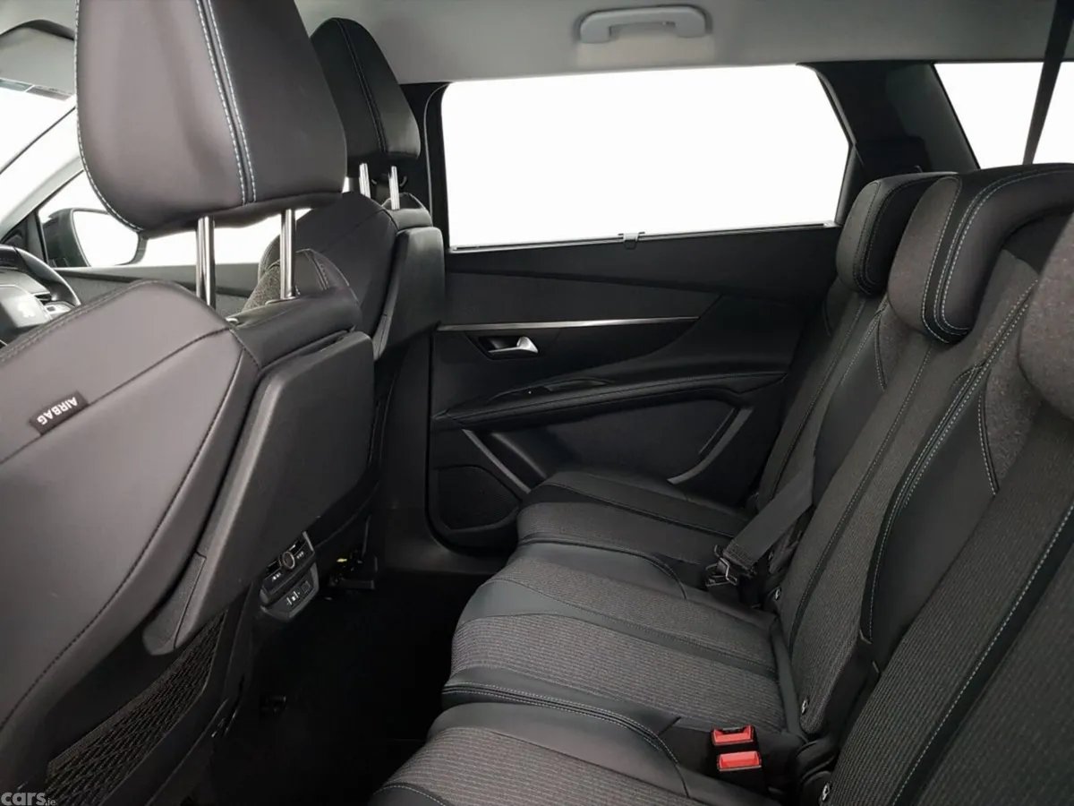 Peugeot 5008 MPV, Petrol, 2023, Grey