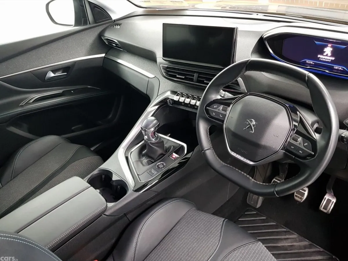 Peugeot 5008 MPV, Petrol, 2023, Grey