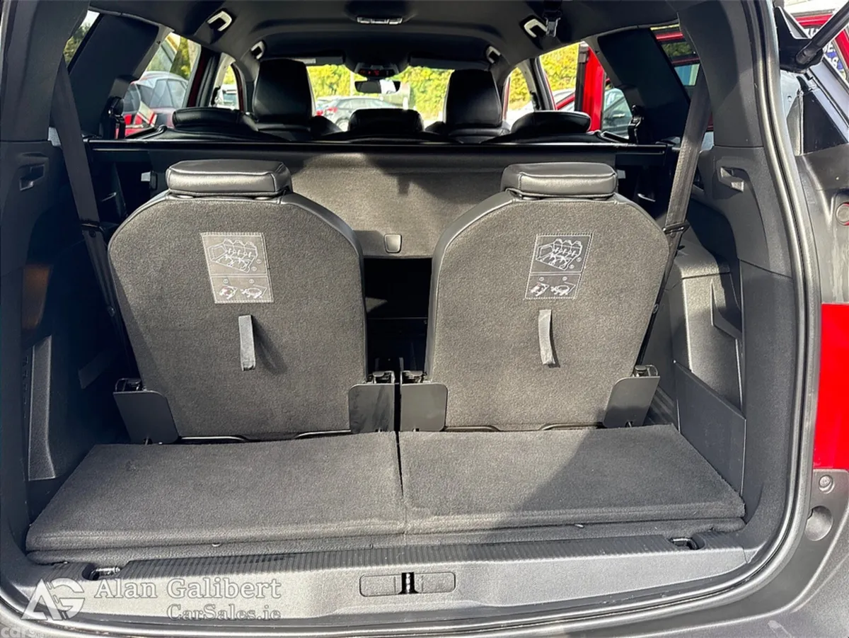 Peugeot 5008 MPV, Diesel, 2021, Red
