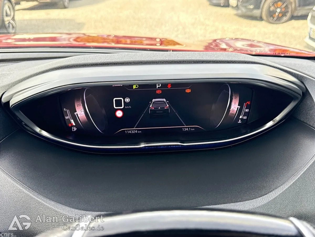 Peugeot 5008 MPV, Diesel, 2021, Red