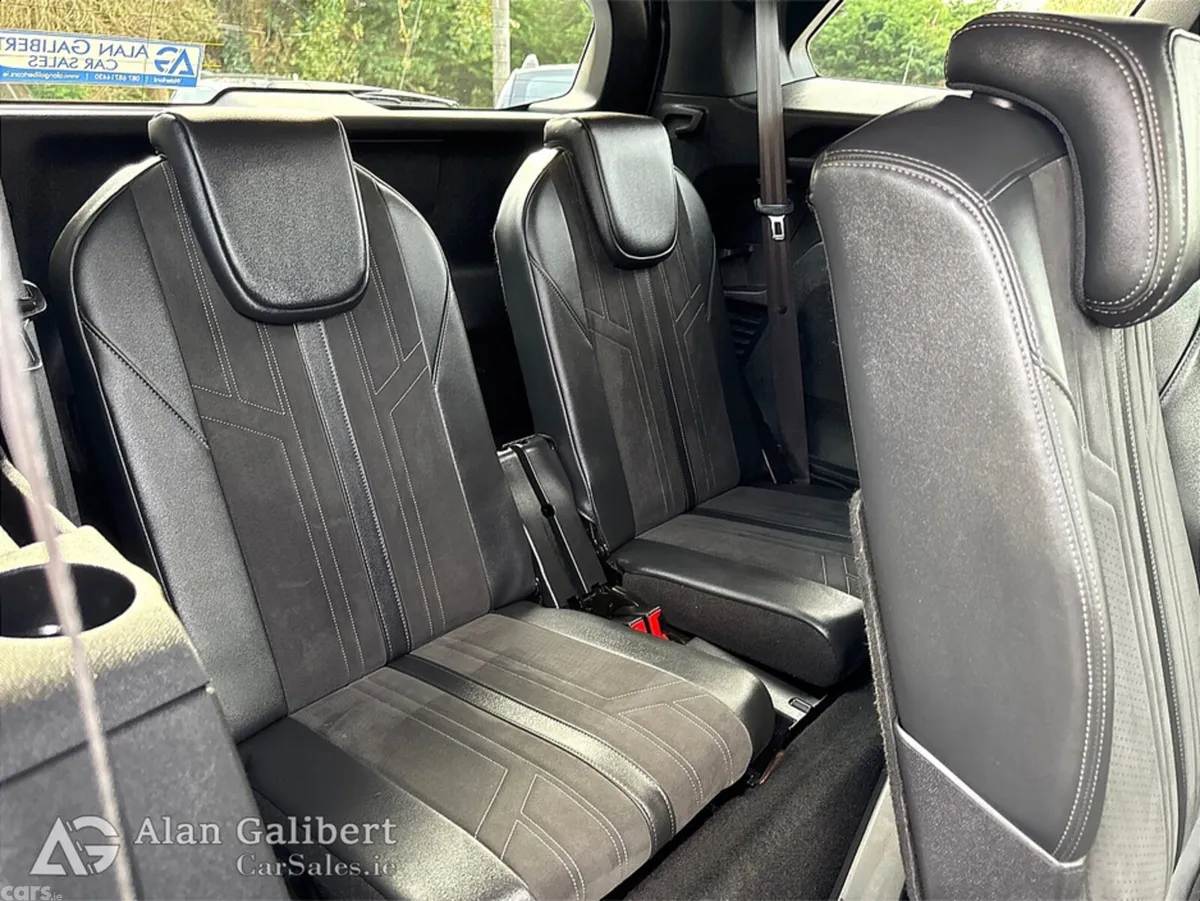 Peugeot 5008 MPV, Diesel, 2021, Red