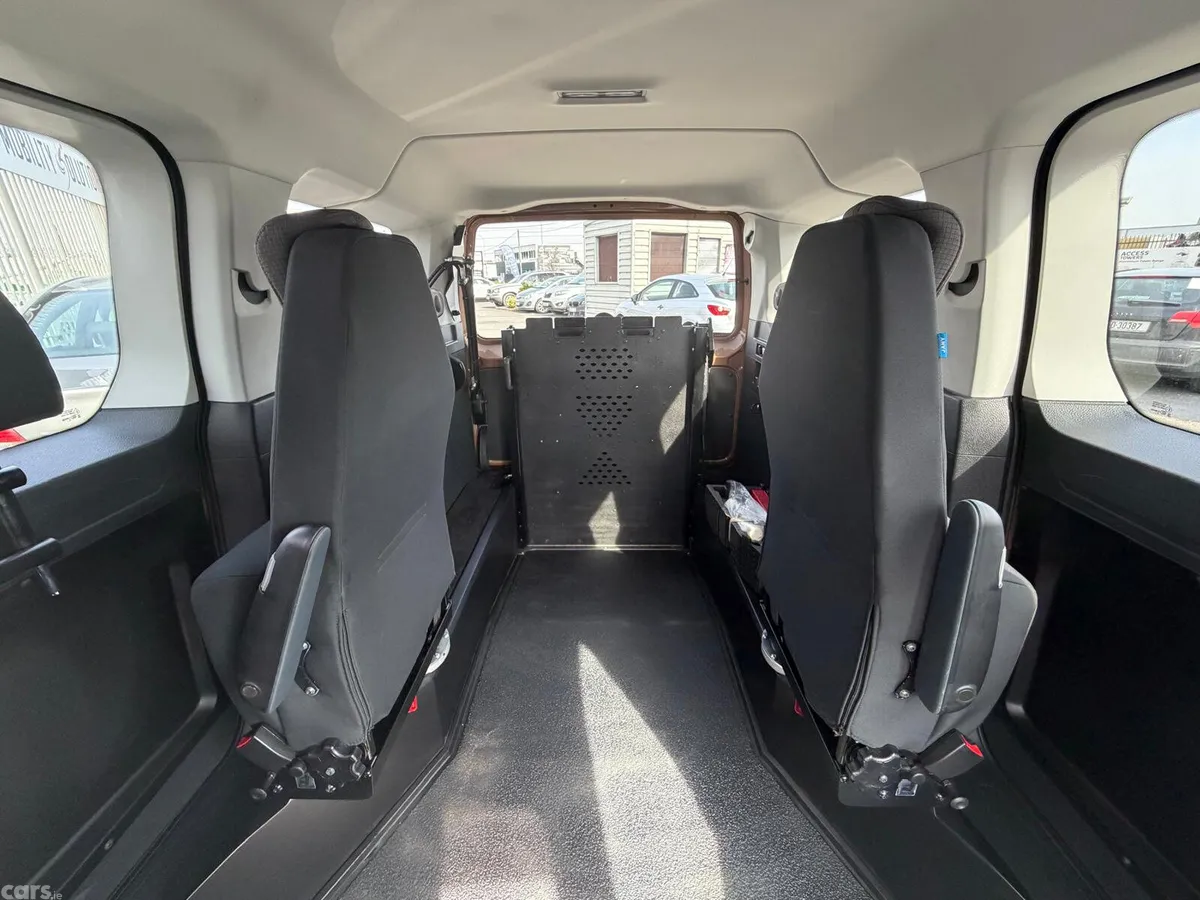 Volkswagen Caddy Maxi Life MPV, Petrol, 2023, Gold
