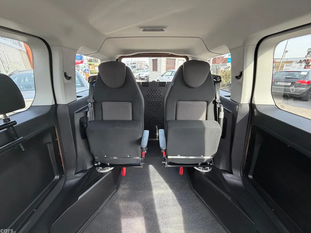 Volkswagen Caddy Maxi Life MPV, Petrol, 2023, Gold