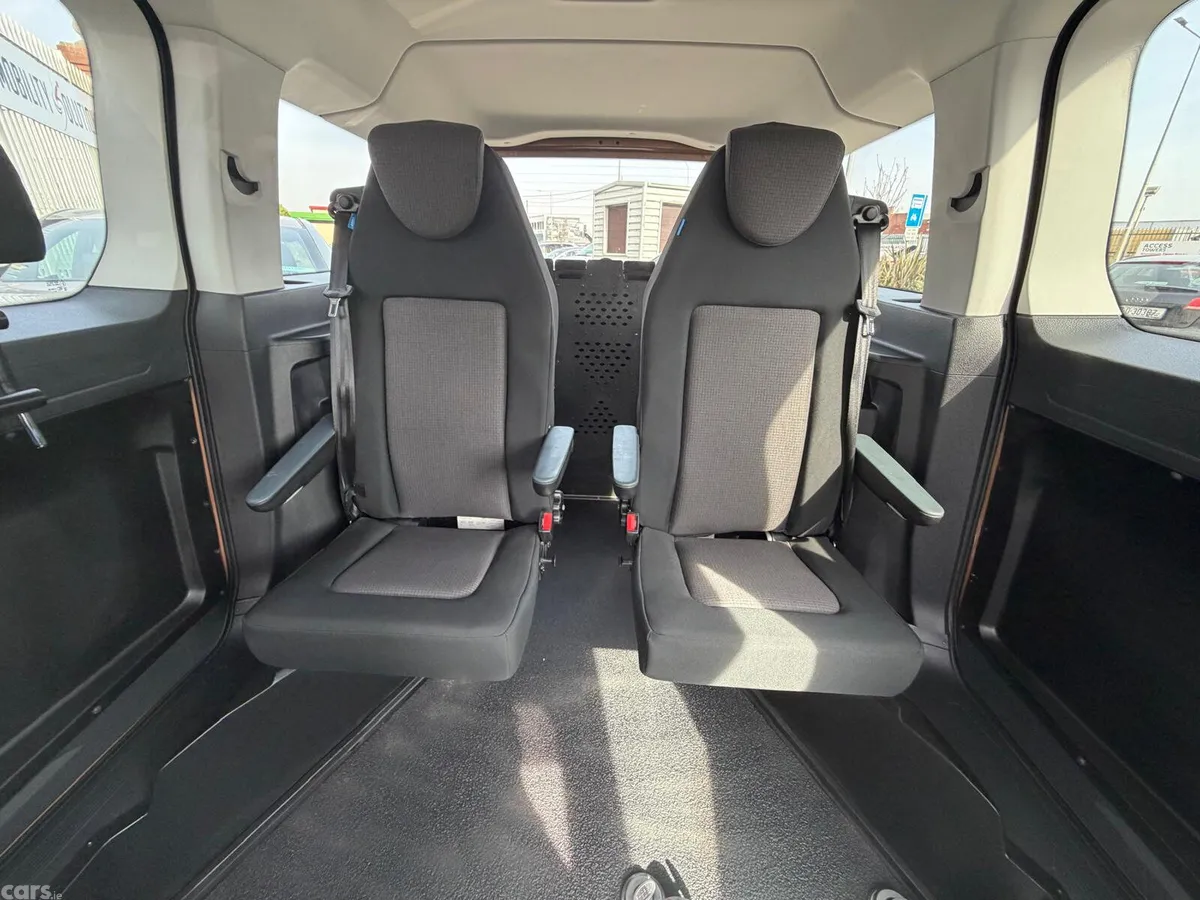 Volkswagen Caddy Maxi Life MPV, Petrol, 2023, Gold