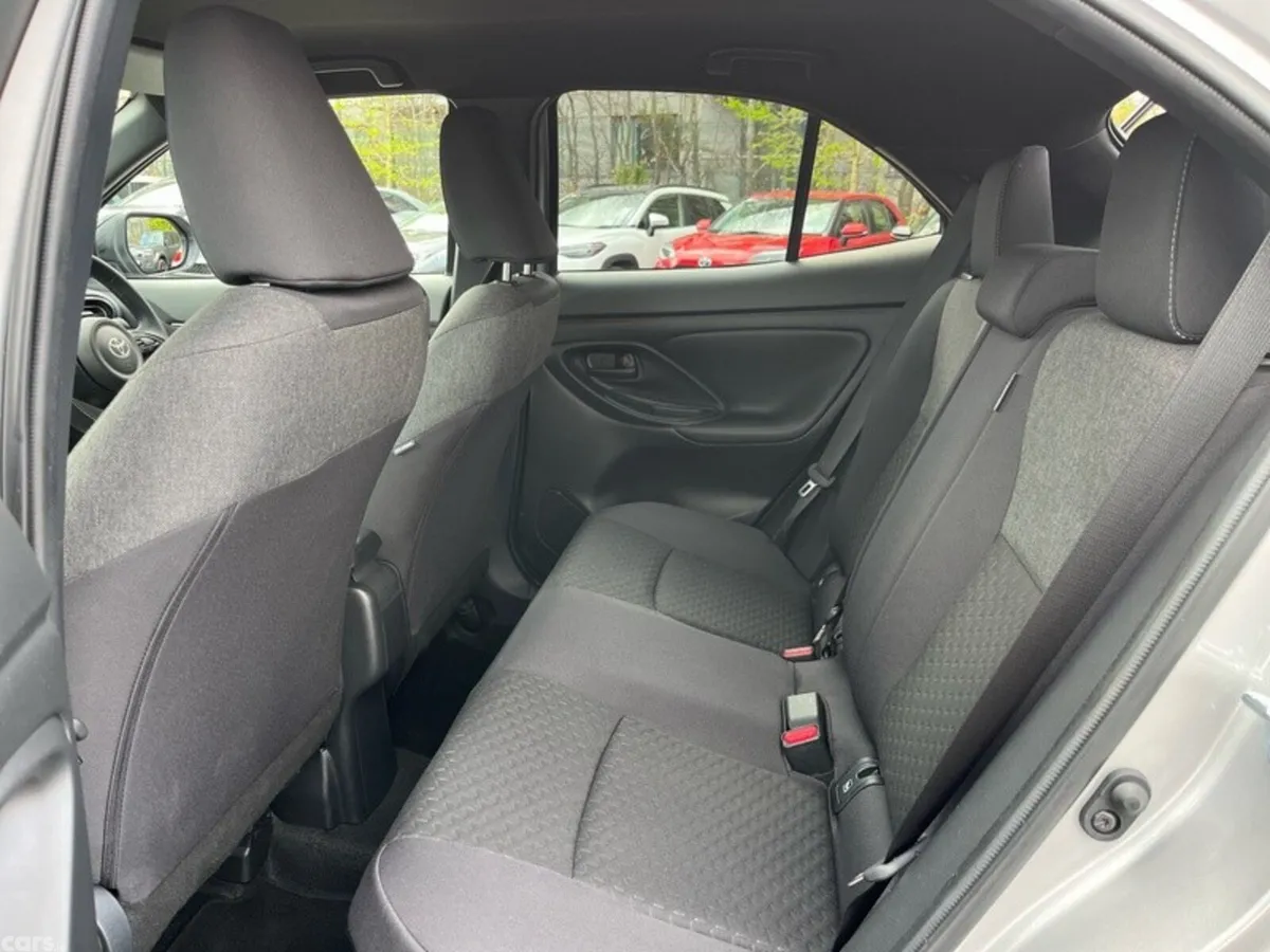 Toyota Yaris Cross Hatchback, Petrol Hybrid, 2025, Silver