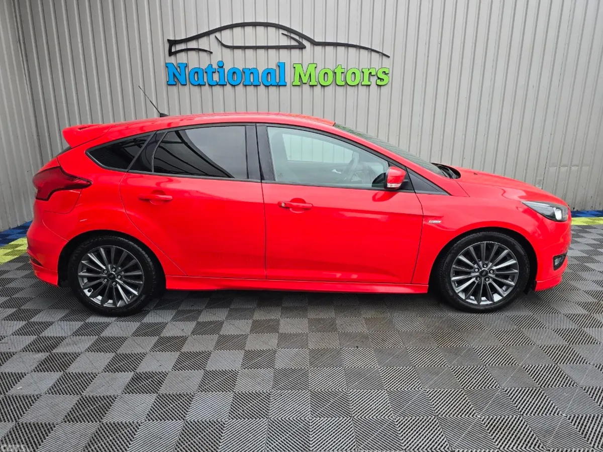 Ford Focus Hatchback, Diesel, 2017, Red