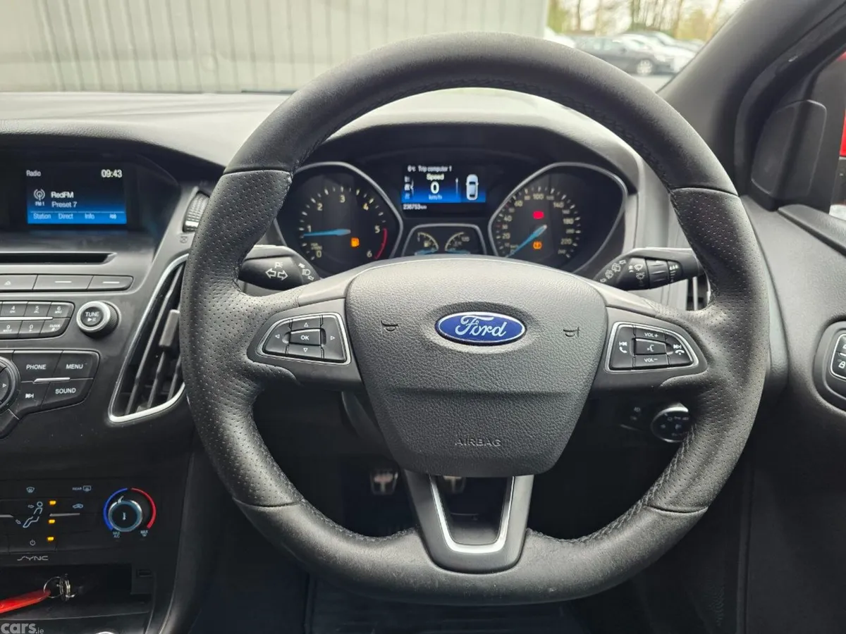 Ford Focus Hatchback, Diesel, 2017, Red