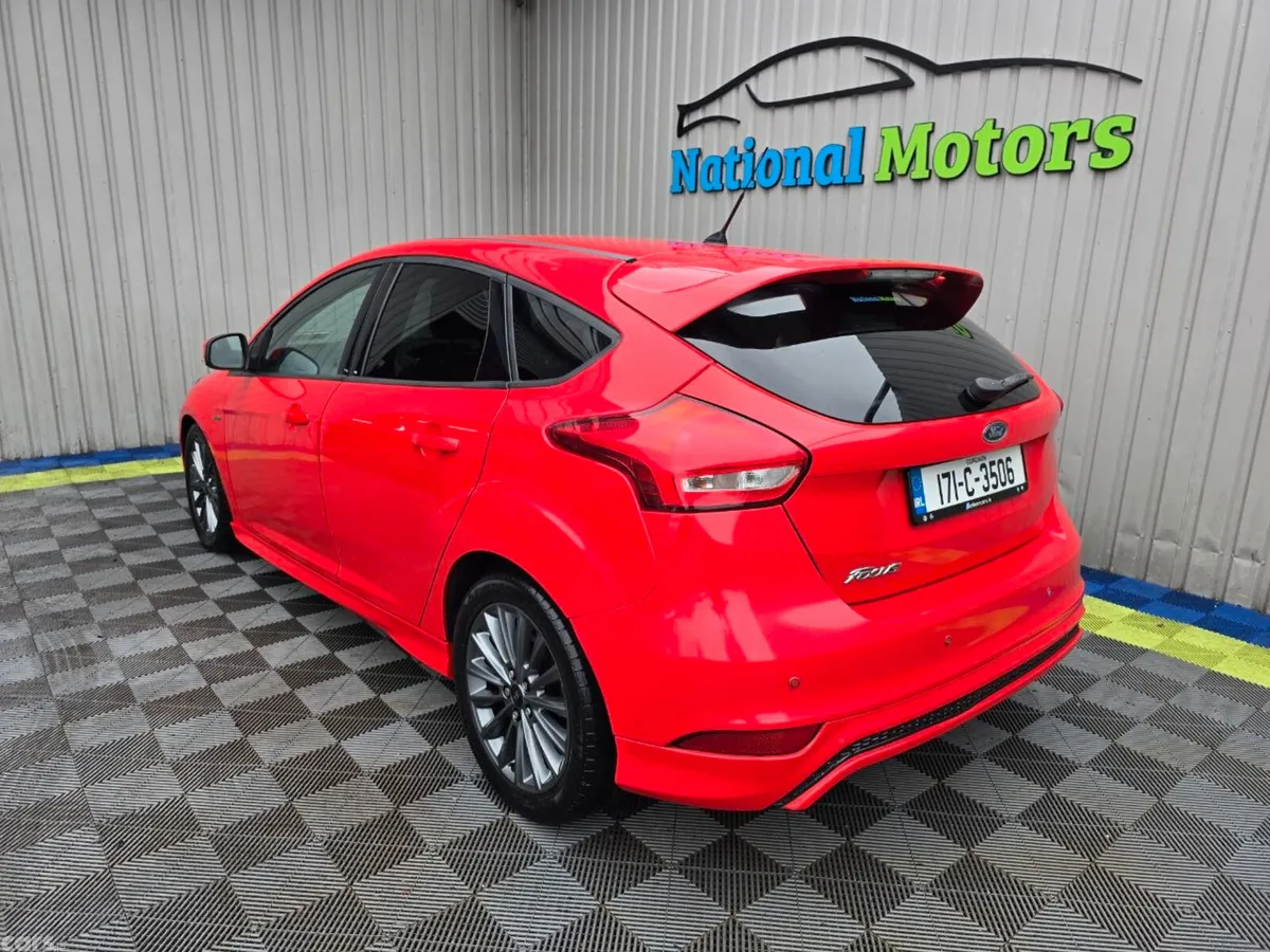 Ford Focus Hatchback, Diesel, 2017, Red