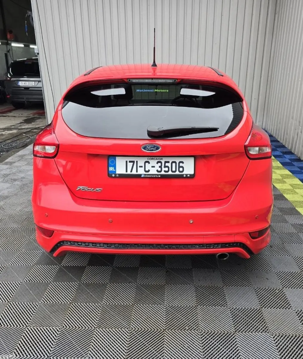 Ford Focus Hatchback, Diesel, 2017, Red