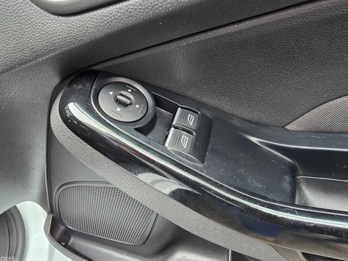 Ford Fiesta Hatchback, Petrol, 2015, White