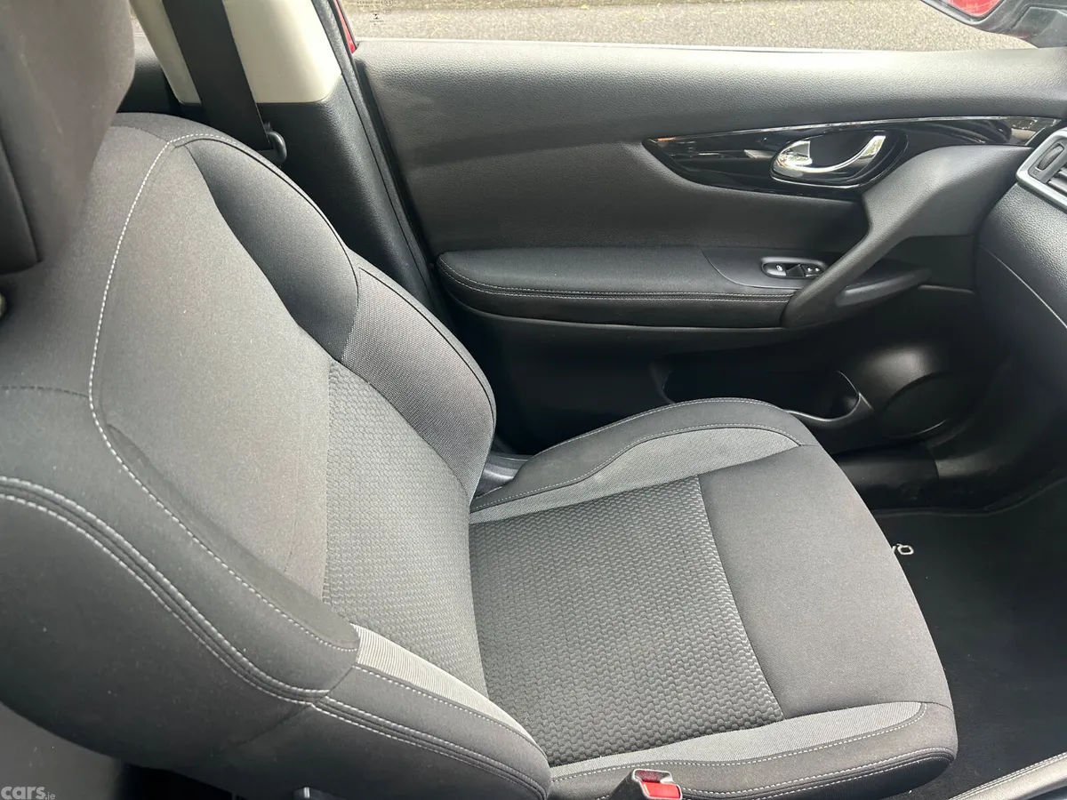 Nissan Qashqai MPV, Diesel, 2019, Red