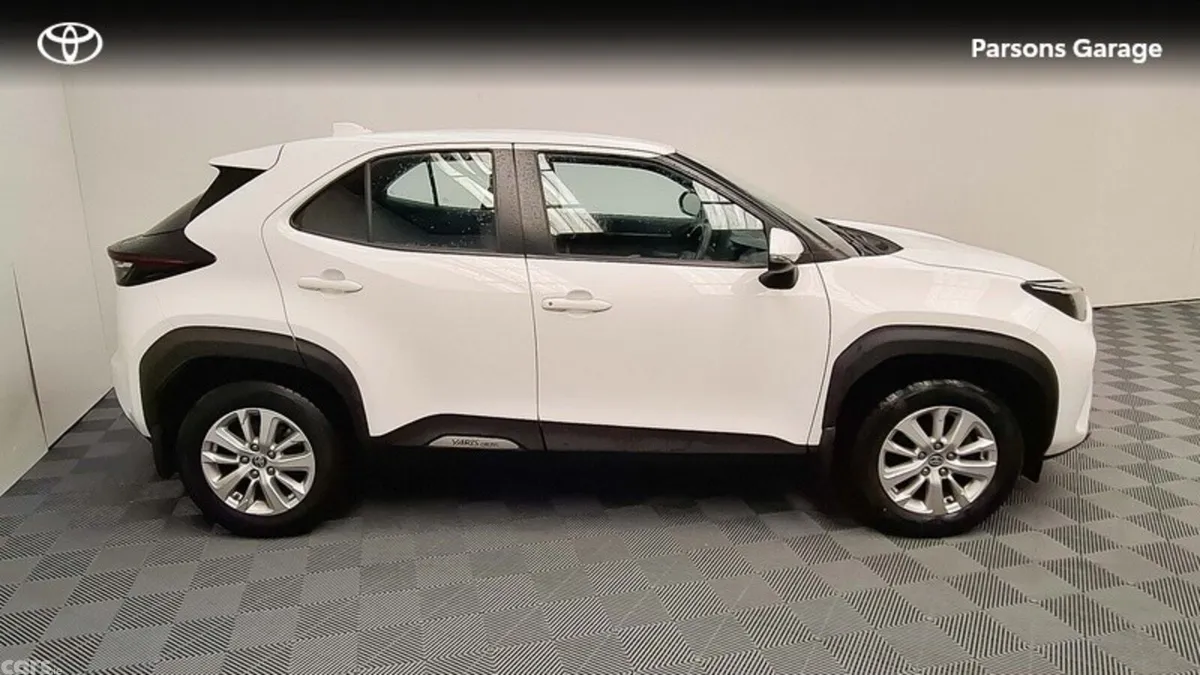 Toyota Yaris Cross Hatchback, Petrol Hybrid, 2024, White