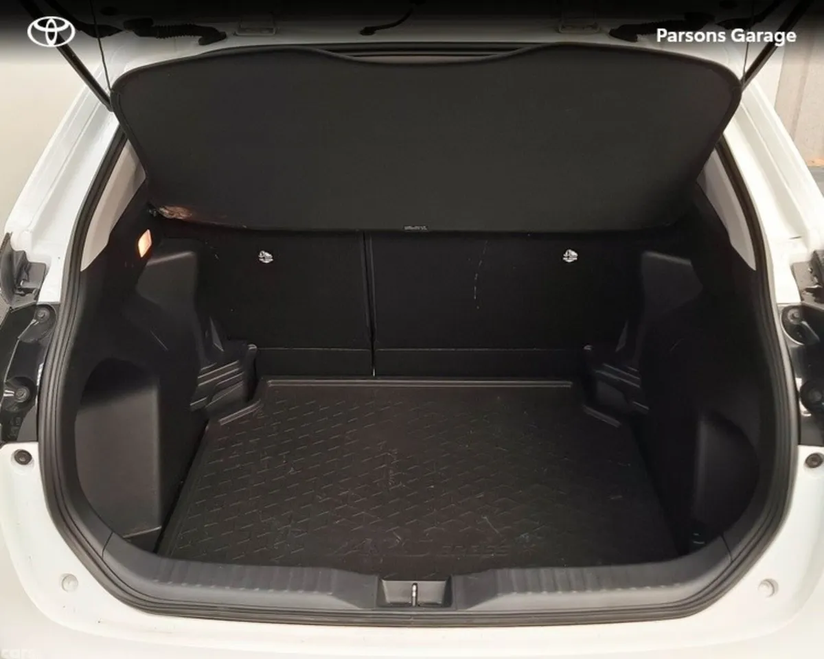Toyota Yaris Cross Hatchback, Petrol Hybrid, 2024, White