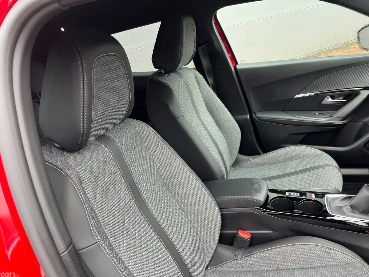 Peugeot 2008 MPV, Petrol, 2025, Red