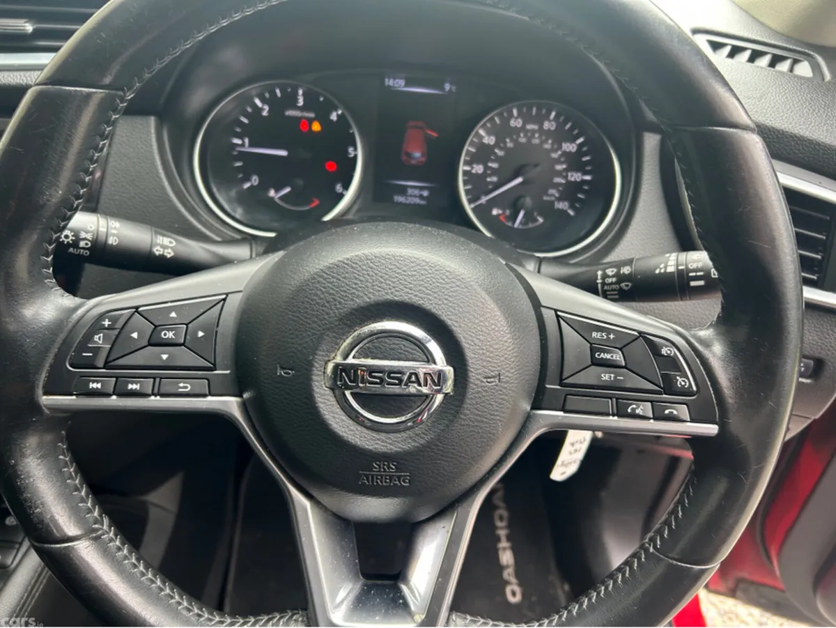 Nissan Qashqai MPV, Diesel, 2018, Red