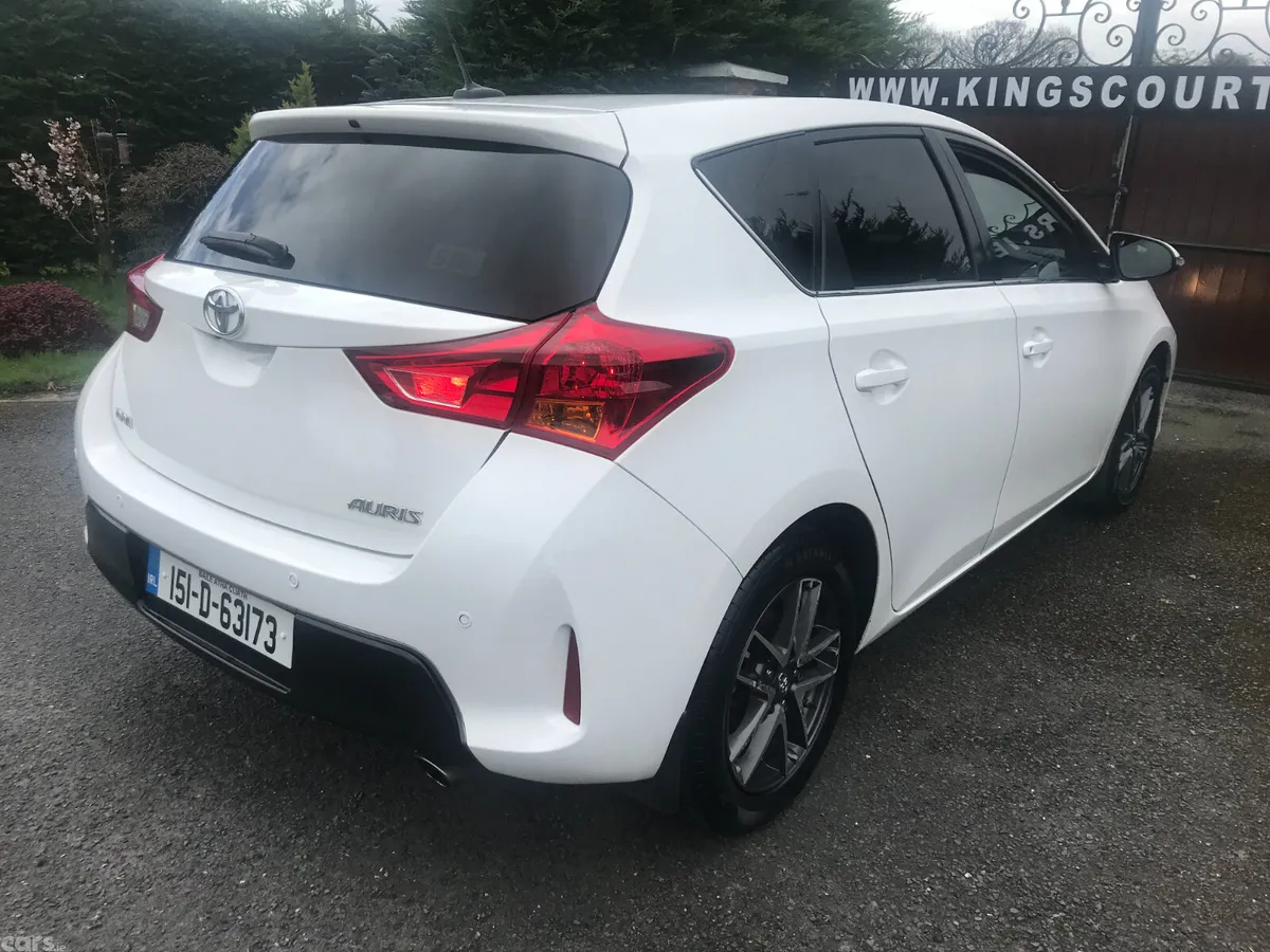 Toyota Auris Hatchback, Petrol, 2015, White