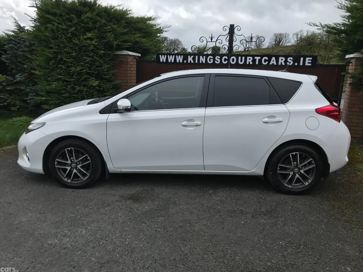 Toyota Auris Hatchback, Petrol, 2015, White