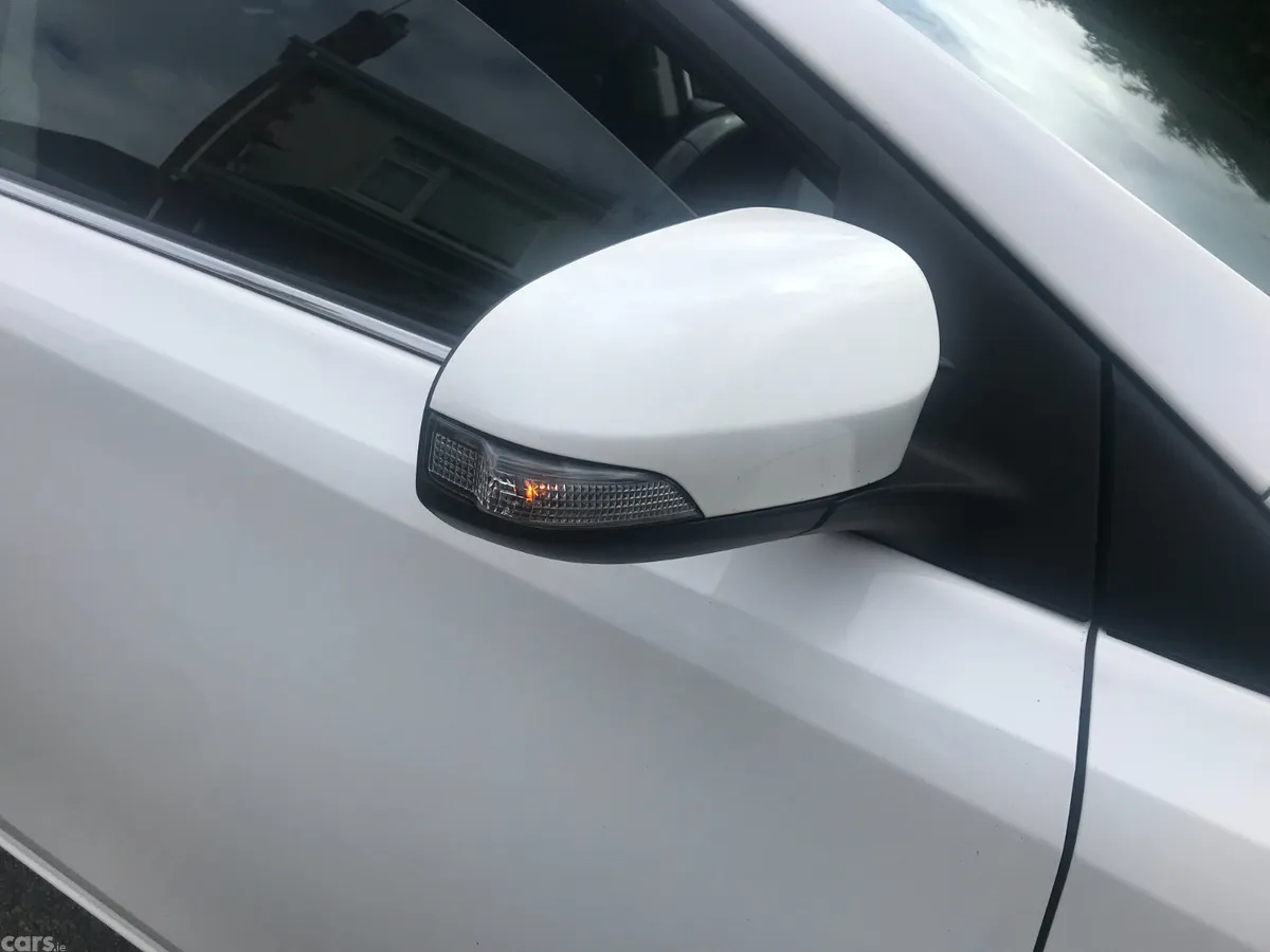 Toyota Auris Hatchback, Petrol, 2015, White