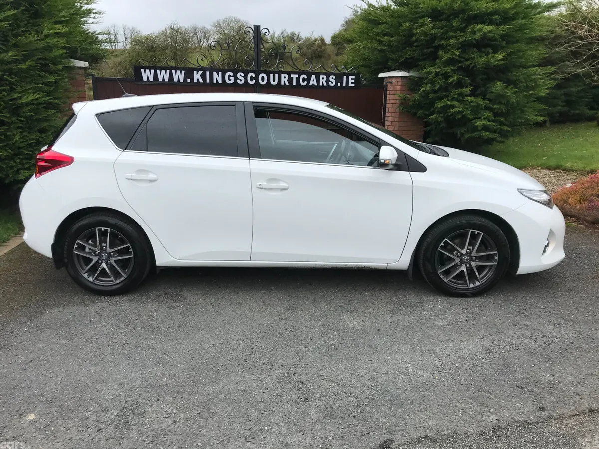 Toyota Auris Hatchback, Petrol, 2015, White
