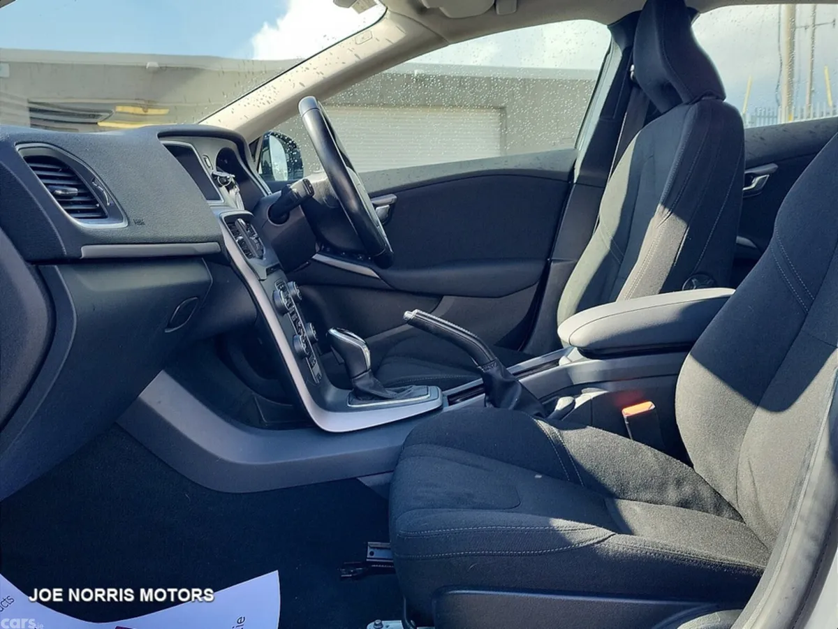 Volvo V40 Hatchback, Petrol, 2015, White