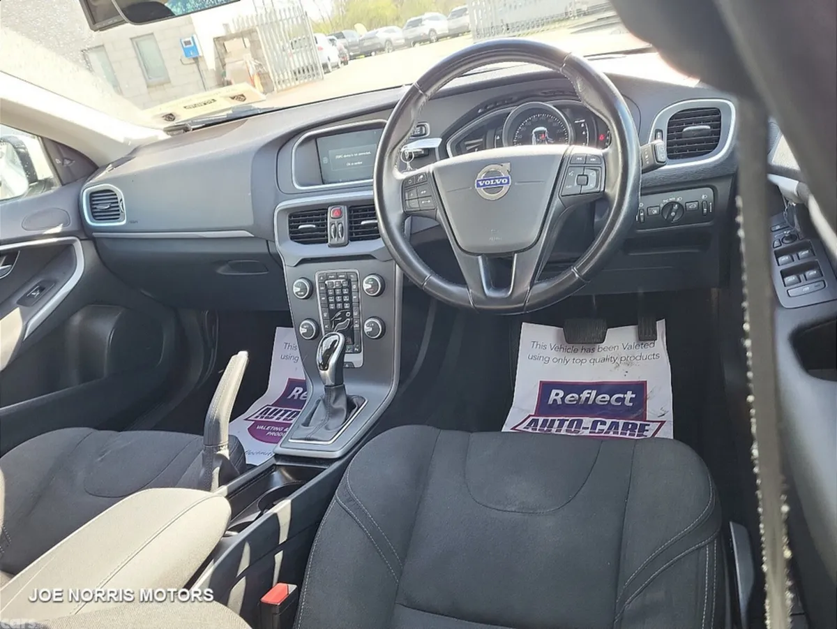 Volvo V40 Hatchback, Petrol, 2015, White