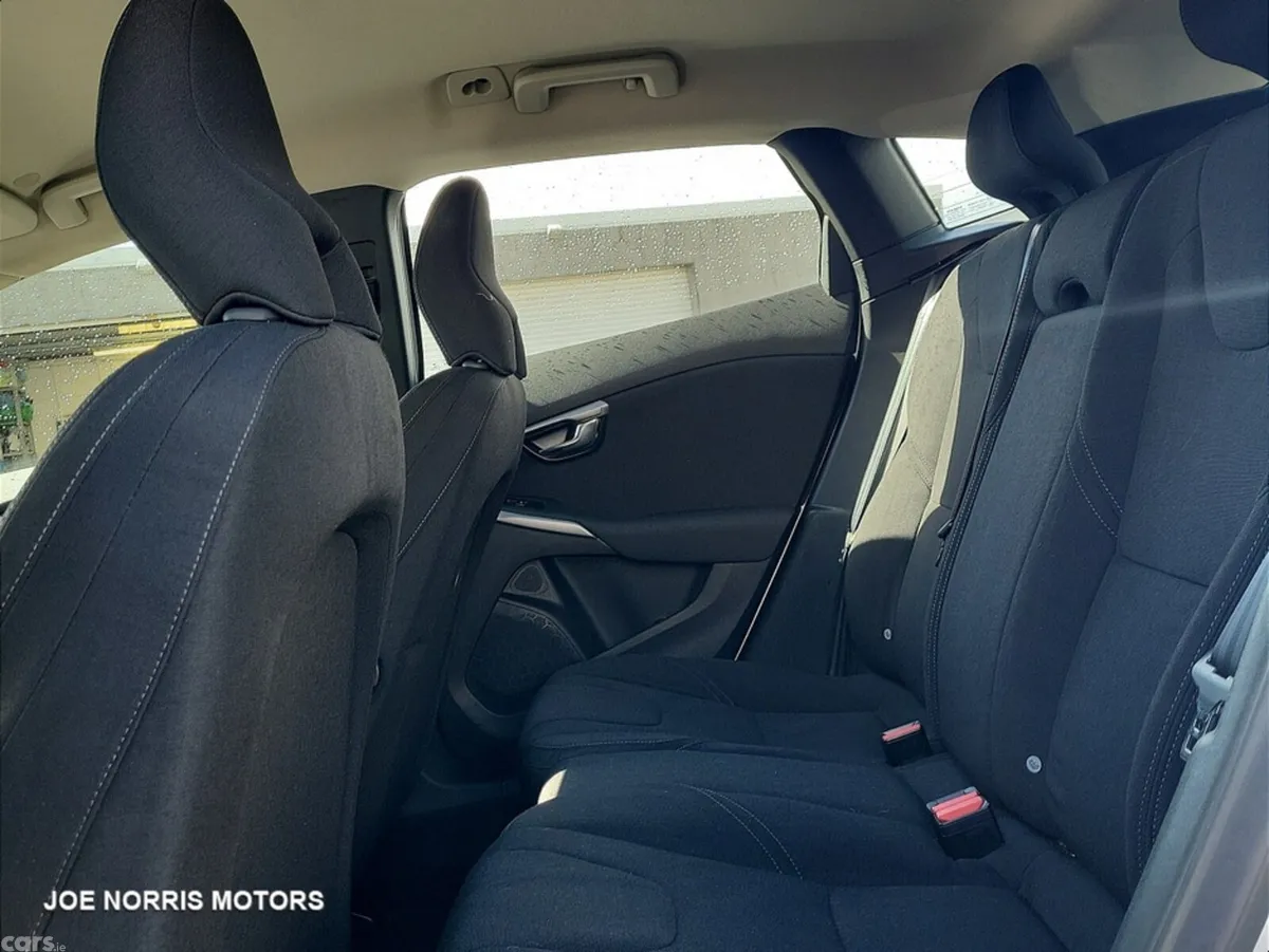 Volvo V40 Hatchback, Petrol, 2015, White