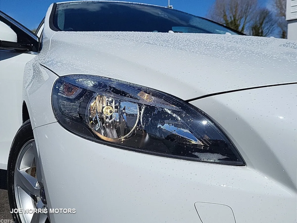 Volvo V40 Hatchback, Petrol, 2015, White