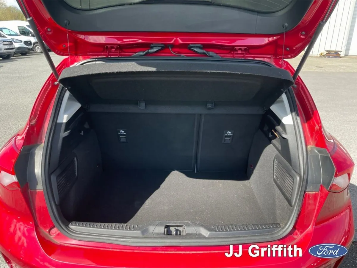 Ford Focus Hatchback, Diesel, 2021, Red