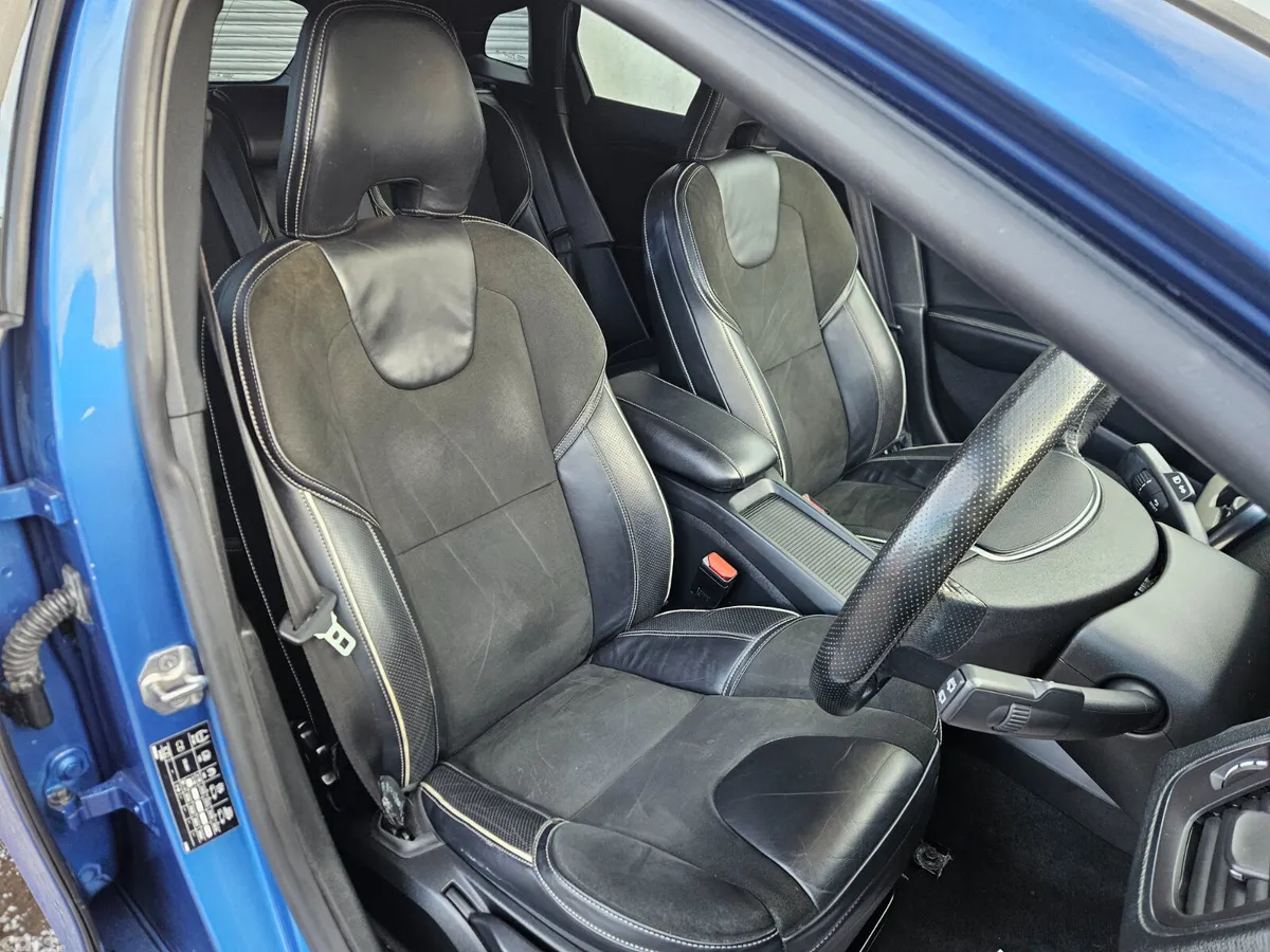 Volvo V40 Hatchback, Diesel, 2017, Blue