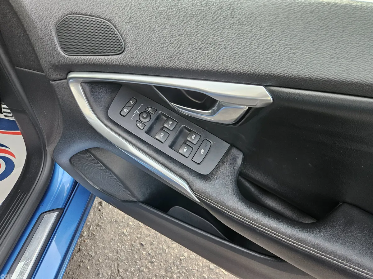 Volvo V40 Hatchback, Diesel, 2017, Blue