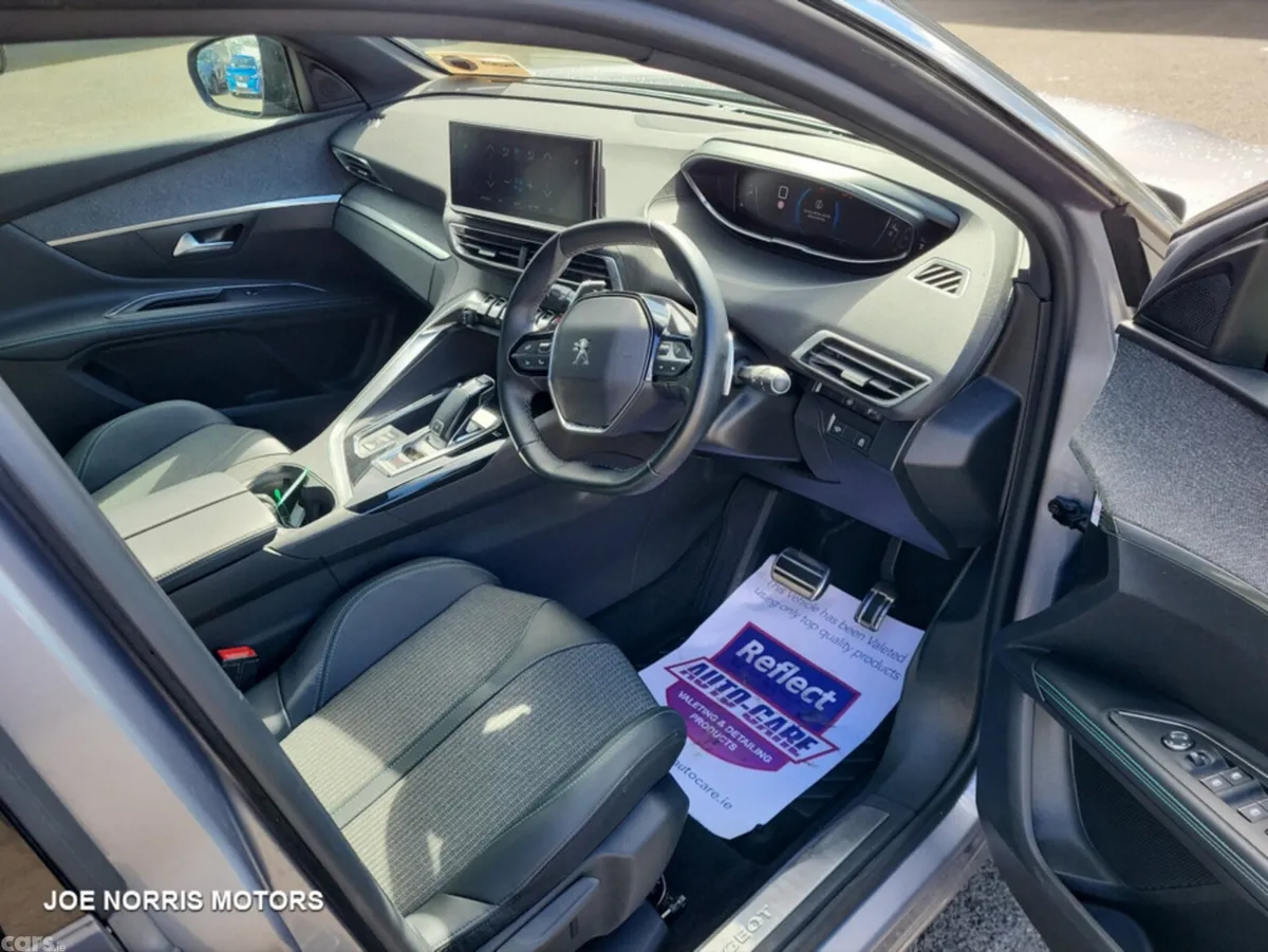 Peugeot 5008 MPV, Diesel, 2023, Grey