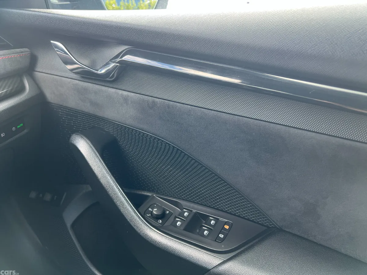 Skoda Octavia Hatchback, Petrol Plug-in Hybrid, 2021, Blue