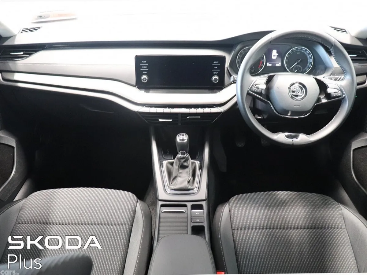 Skoda Octavia Saloon, Diesel, 2023, White