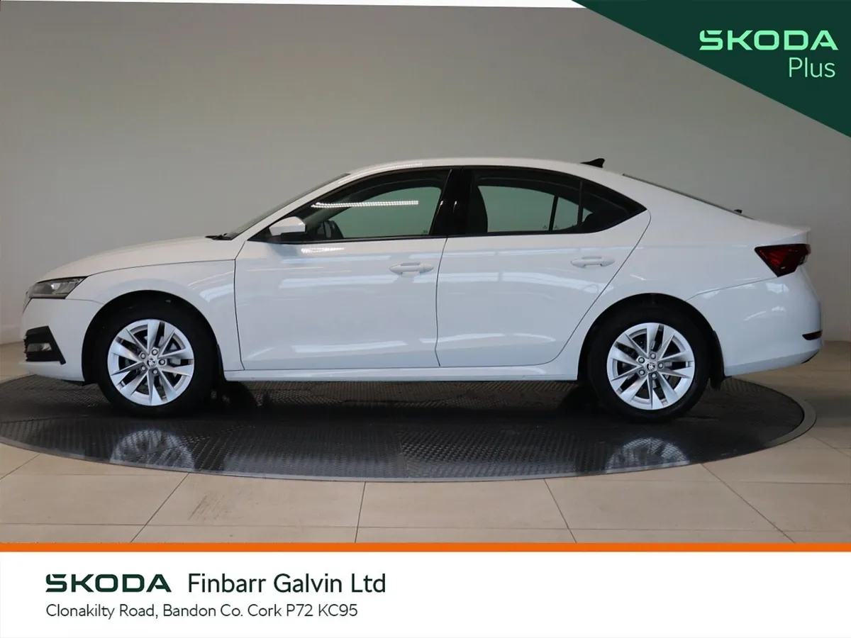 Skoda Octavia Saloon, Diesel, 2023, White