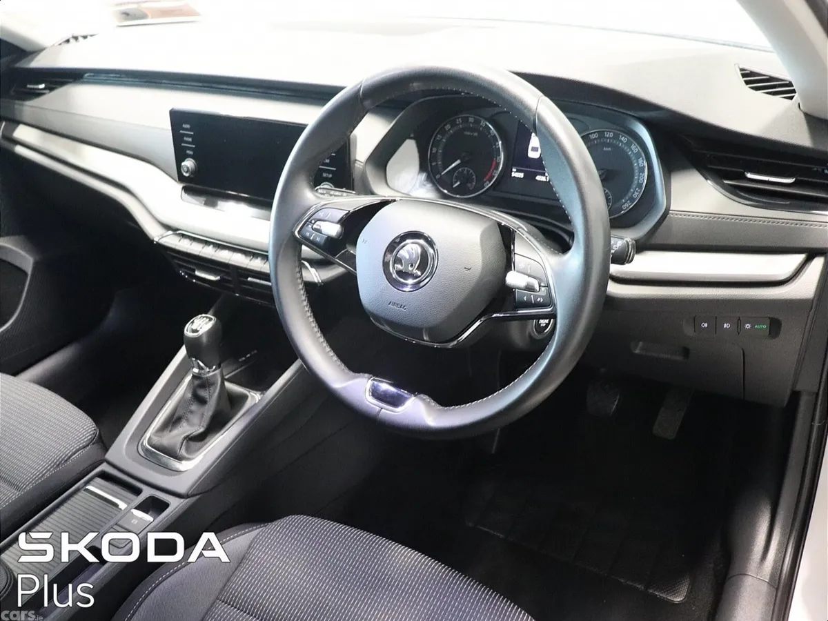 Skoda Octavia Saloon, Diesel, 2023, White