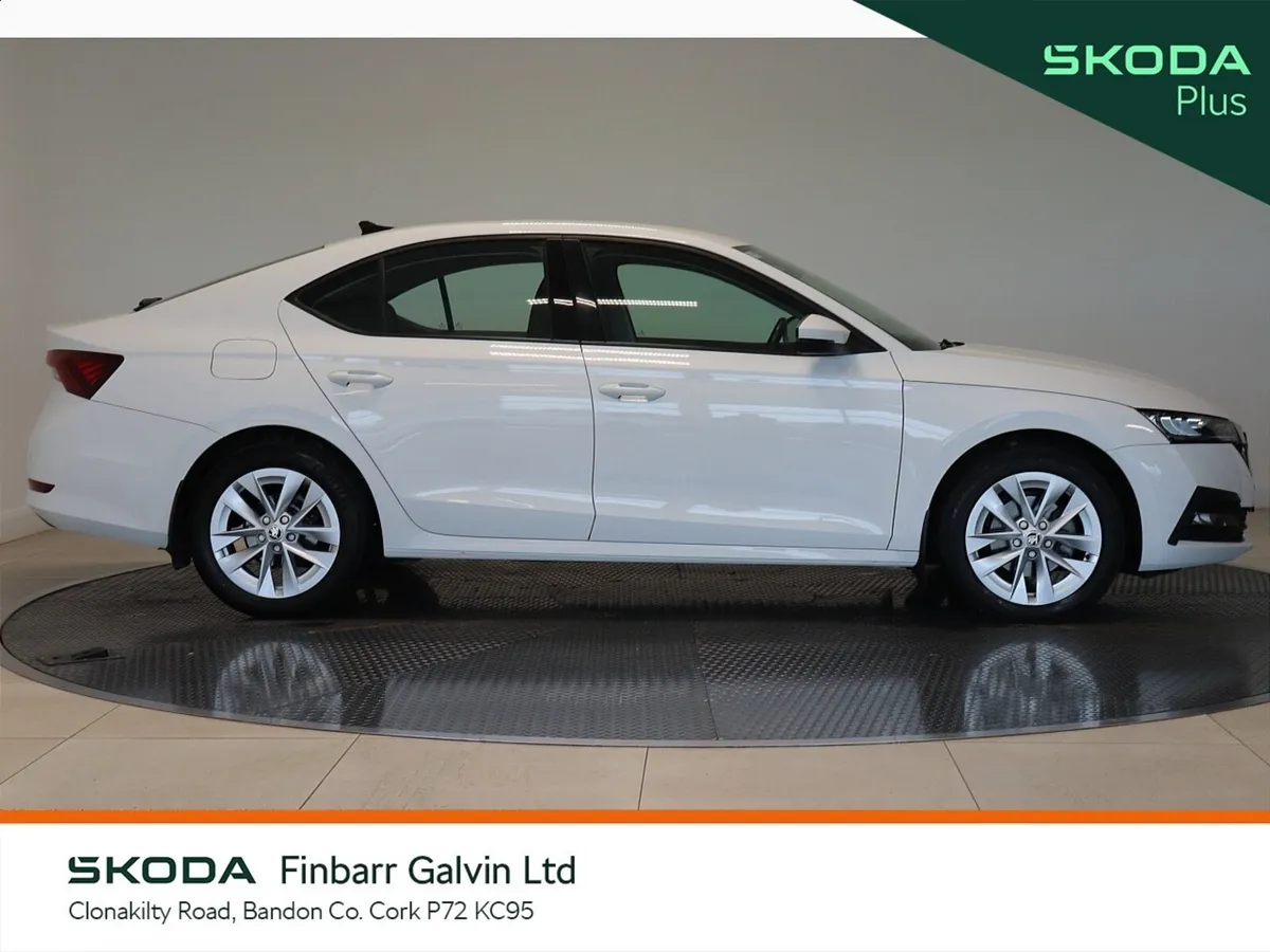 Skoda Octavia Saloon, Diesel, 2023, White