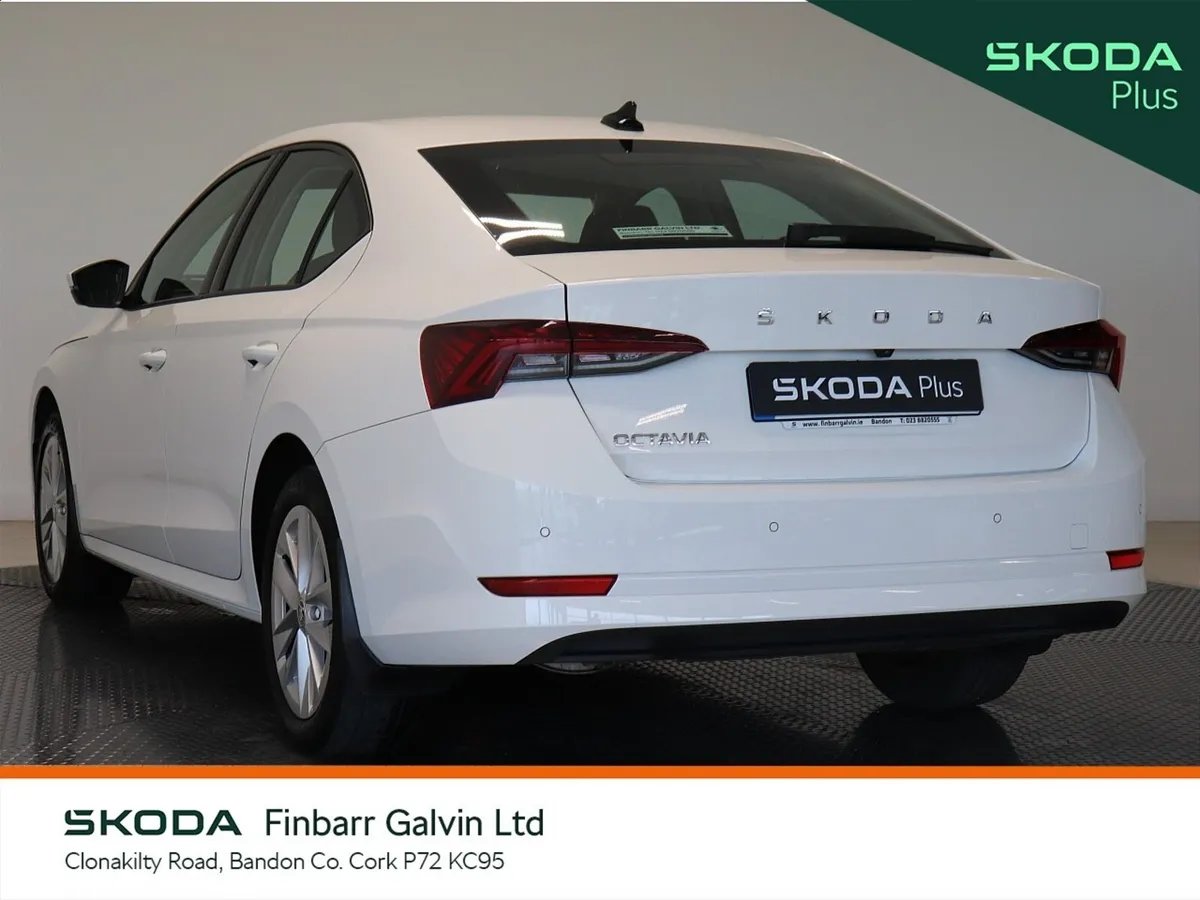 Skoda Octavia Saloon, Diesel, 2023, White