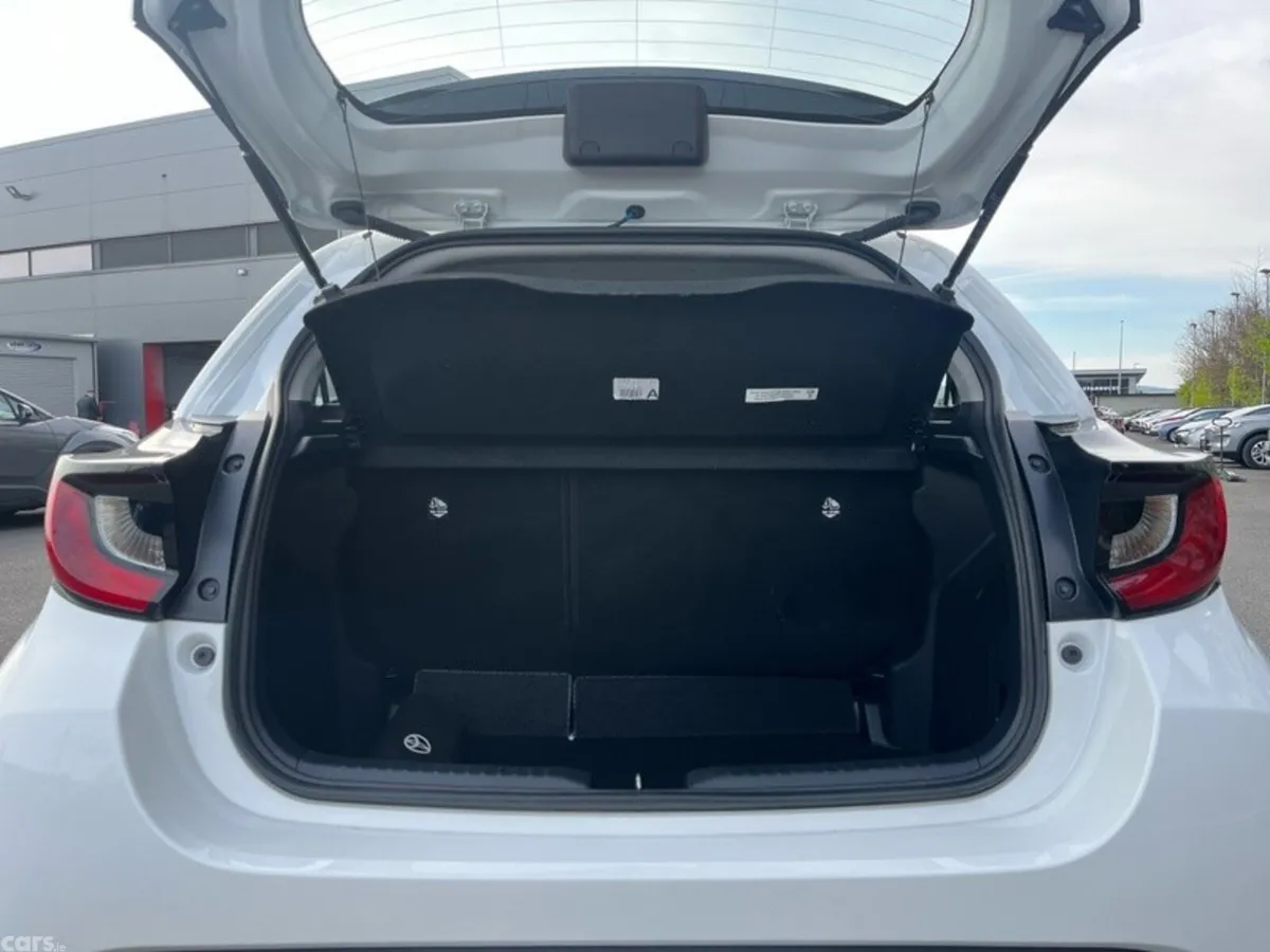 Toyota Yaris Hatchback, Petrol Hybrid, 2023, White