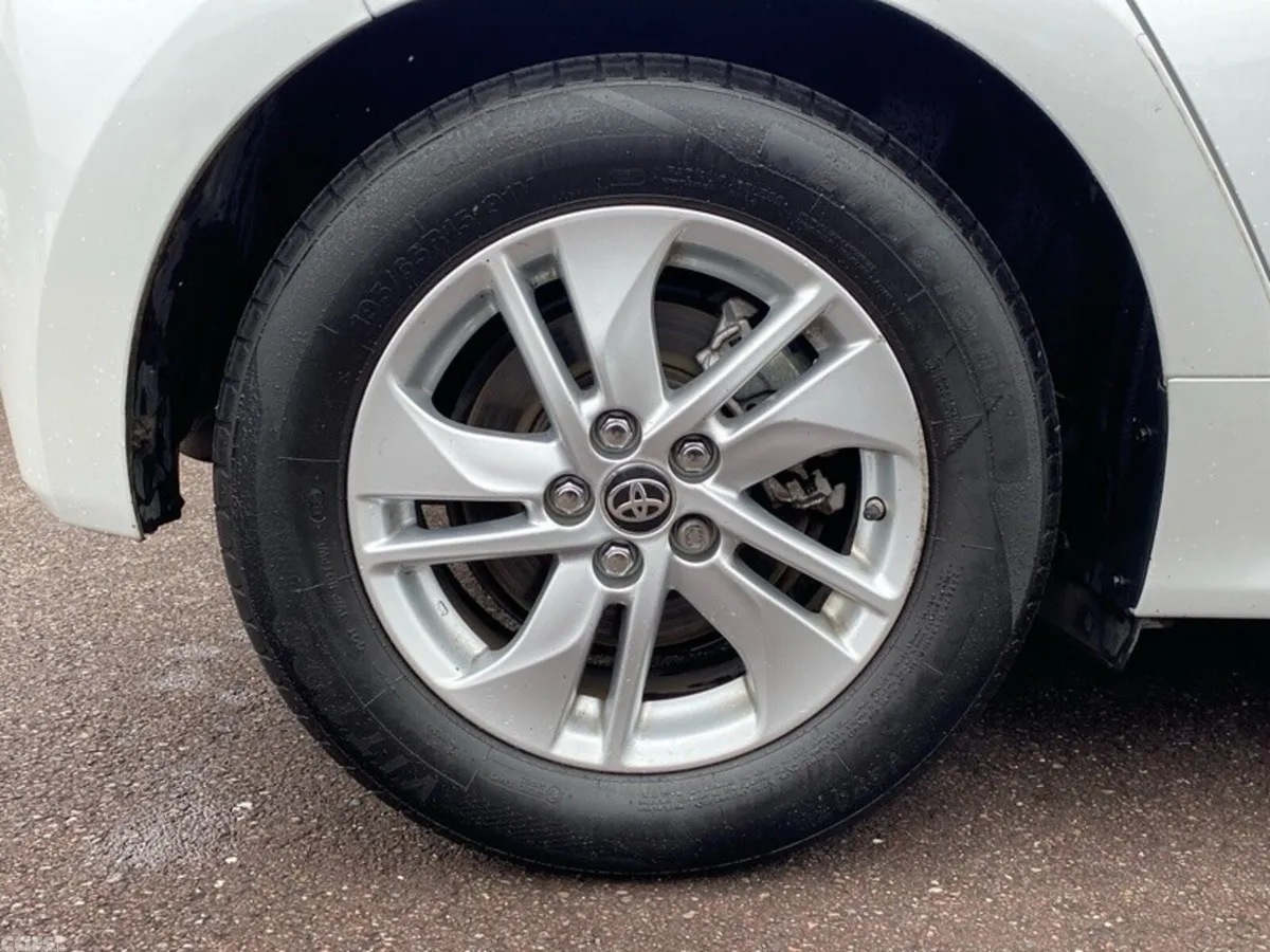 Toyota Yaris Hatchback, Petrol Hybrid, 2024, White