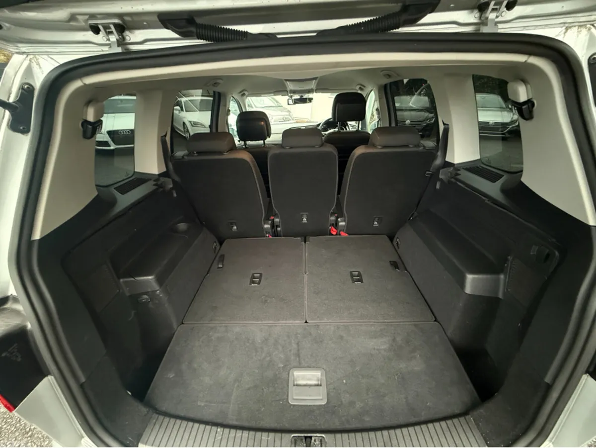Volkswagen Touran MPV, Petrol, 2016, Silver