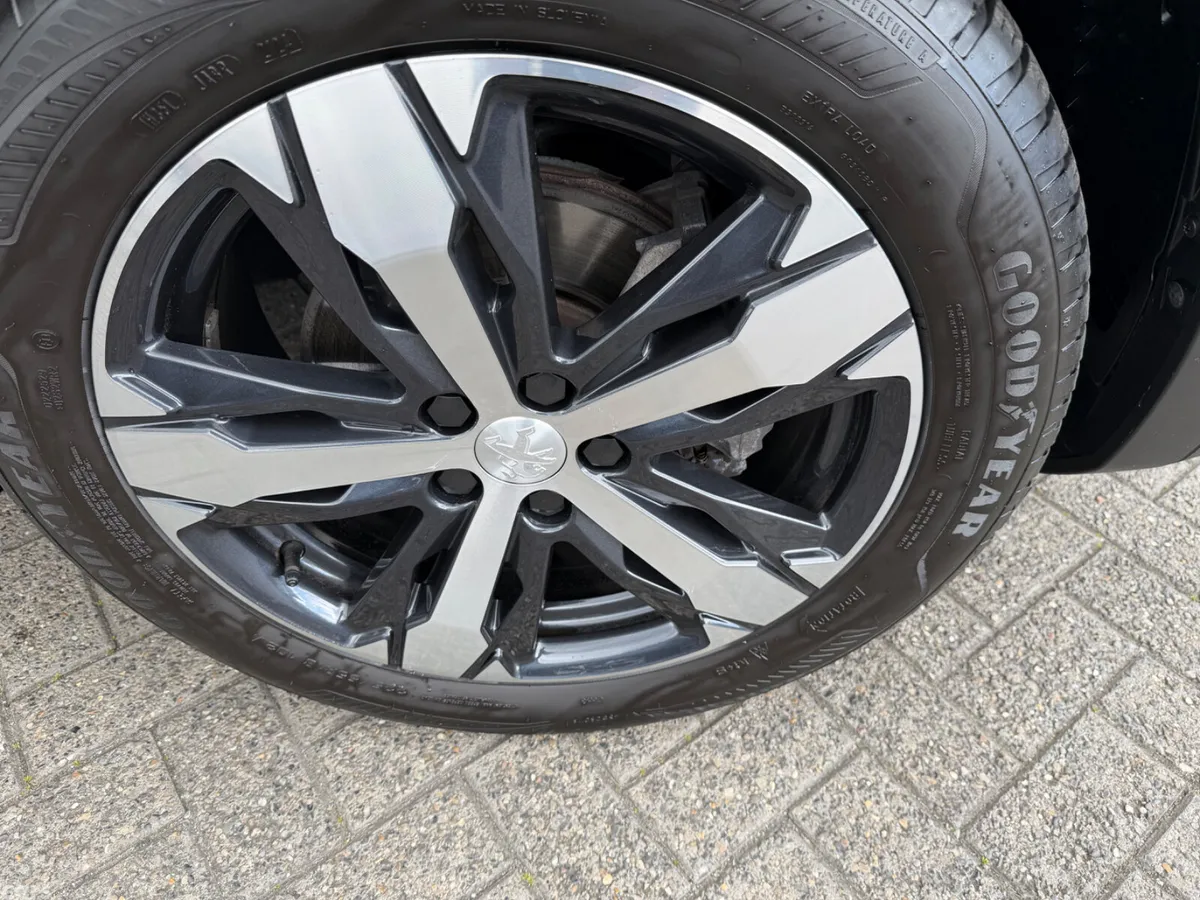 Peugeot 5008 MPV, Diesel, 2025, Blue