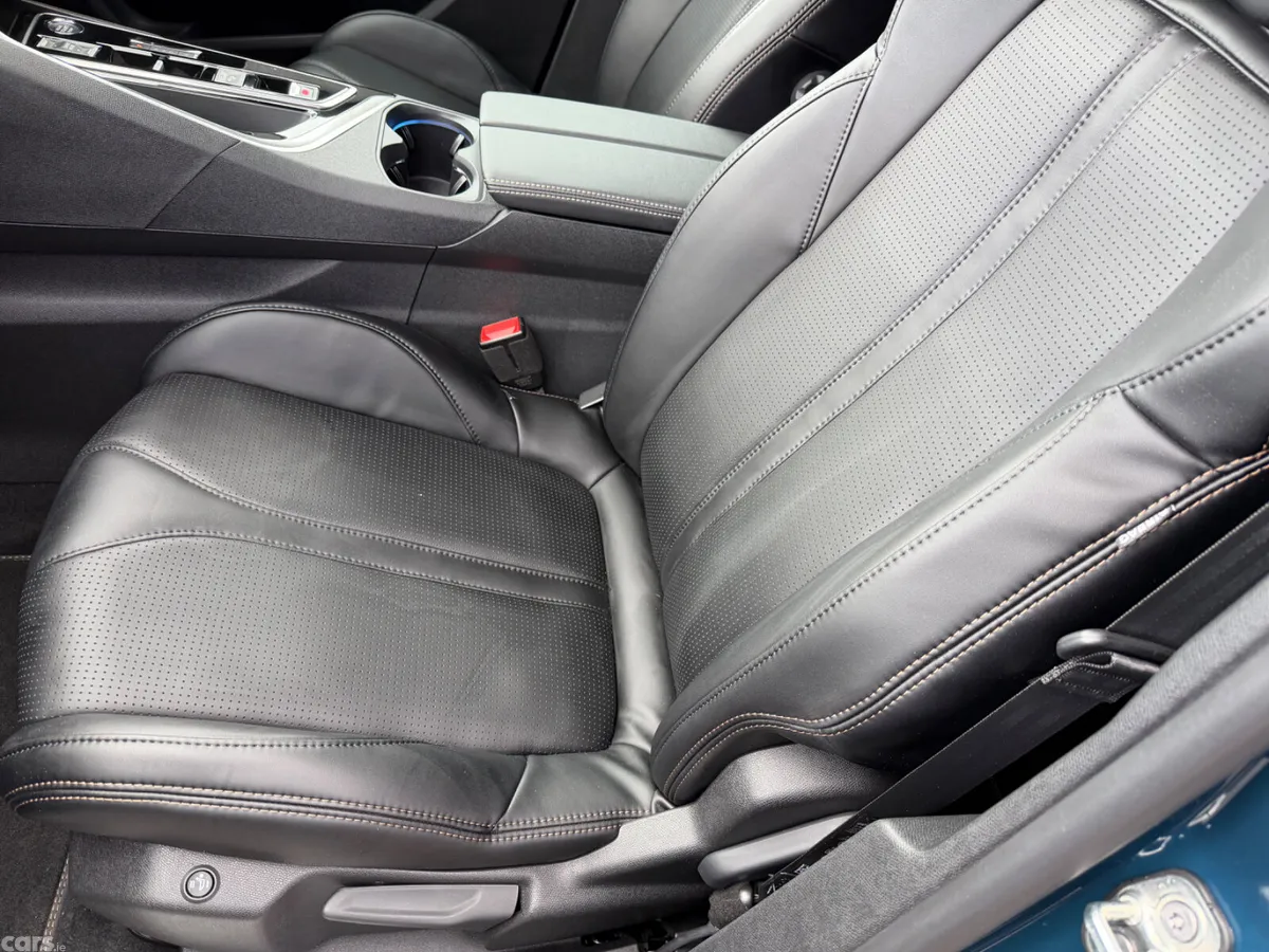 Peugeot 5008 MPV, Diesel, 2025, Blue