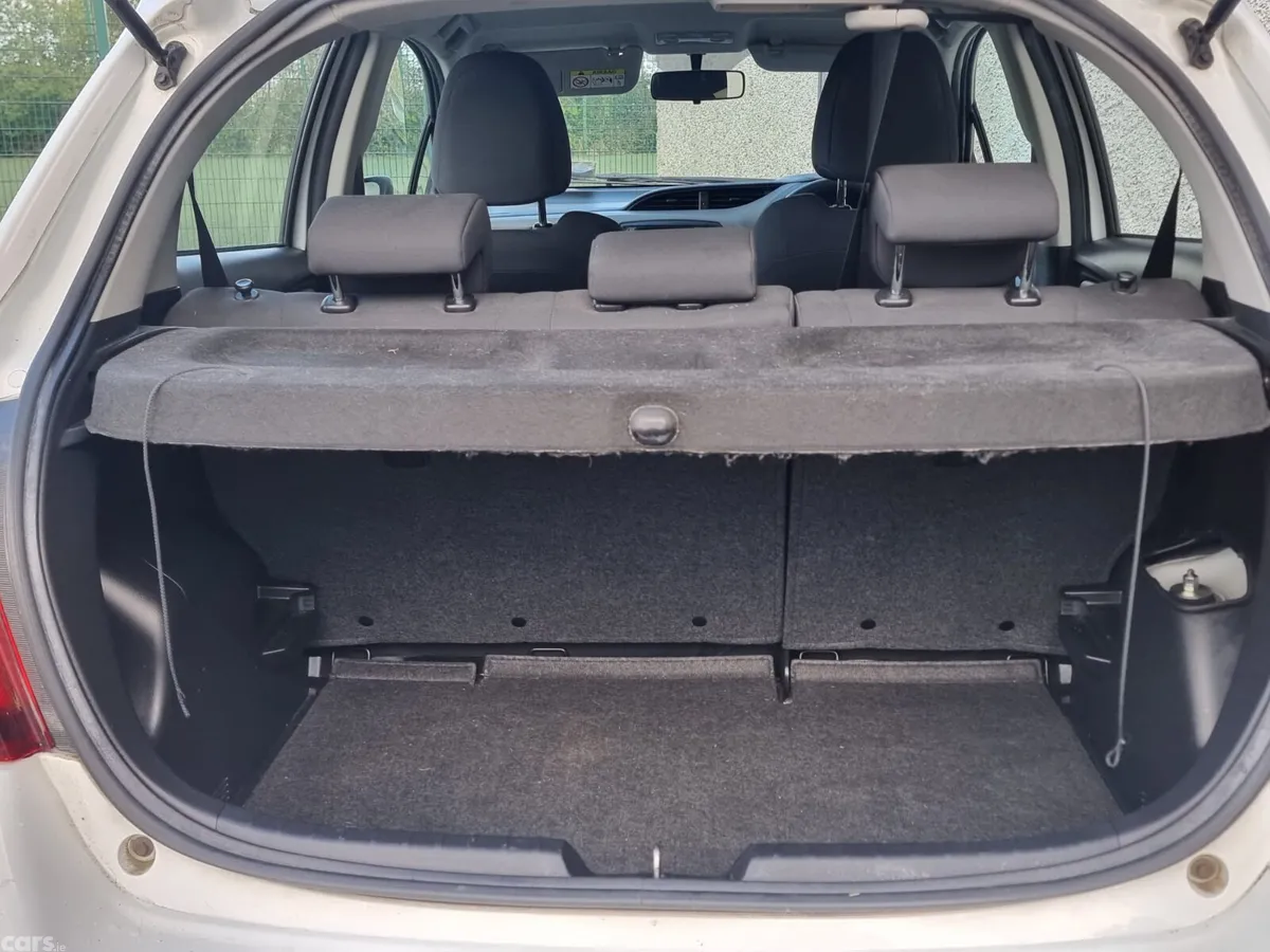 Toyota Yaris Hatchback, Petrol, 2015, White
