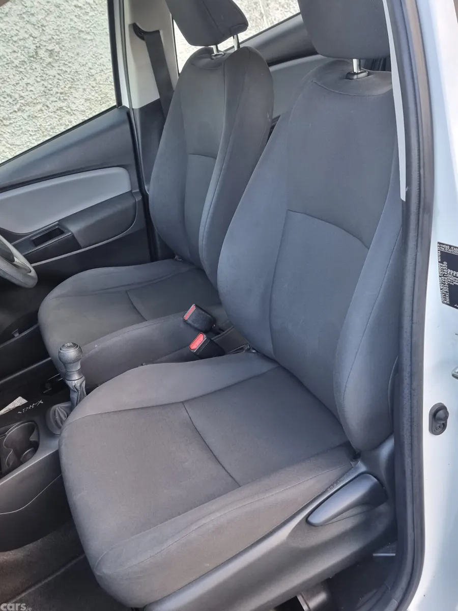 Toyota Yaris Hatchback, Petrol, 2015, White